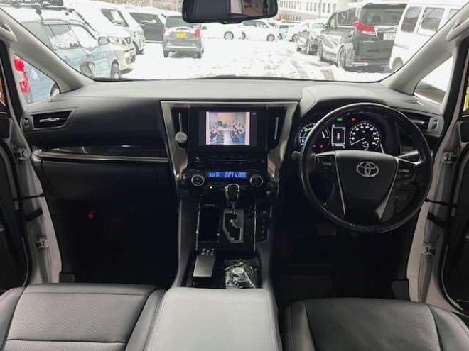 アルファードハイブリッド 2.5 SR Cパッケージ E-Four 4WD　3眼LED・純正ナビ・リアモニター・パワーバックドア・夏冬タイヤ付・1500W給電・ベンチレーターシート・パワーシート・アダプティブクルーズコントロール・ステアリングヒーター・検令和9年6月・本州仕入車両 2500