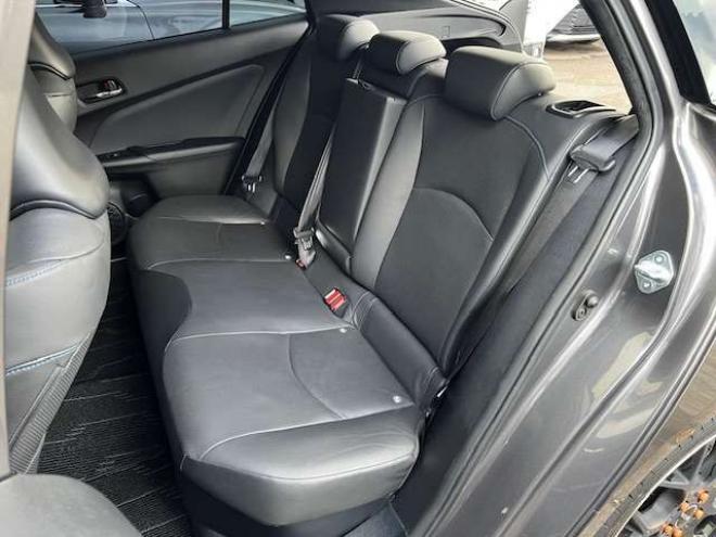 プリウス1.8 A プレミアム ツーリングセレクション E-Four 4WD　TRDスポイラー・18インチAW・純正8型ナビ・エンジンスターター・ドライブレコーダー・アダプティブクルーズコントロール・パワーシート・ETC・1500W給電・車検令和9年7月・寒冷地仕様車 1800