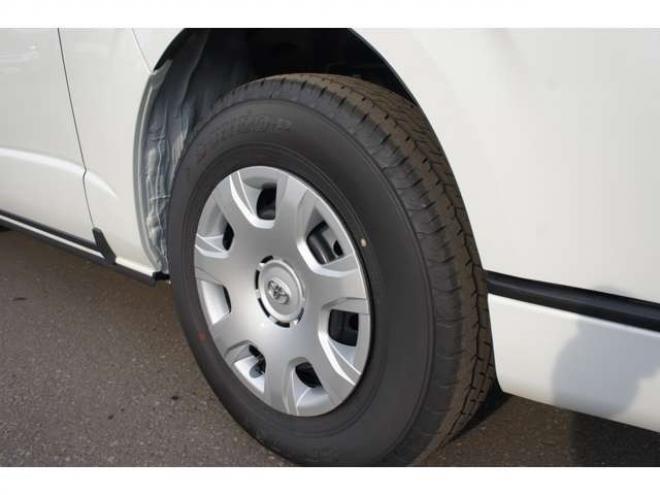 ハイエースバン2.8 スーパーGL ダークプライム S ロングボディ ディーゼルターボ 4WD　ダークプライムS　登録済未使用車　4WD　両側パワースライドドア　デジタルインナーミラー　全方位カメラ　バックカメラ　寒冷地仕様　プッシュスタート　スマートキー　415COBRAフラットベッドキット 登録済未使用車 2800