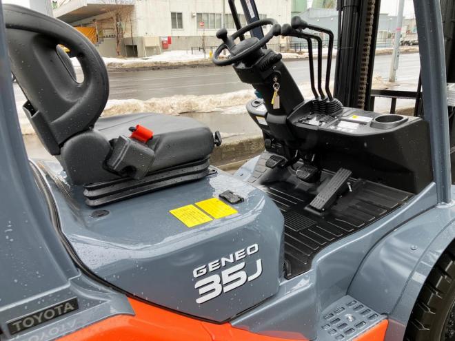 フォークリフトトヨタ　未使用　8FDJ35　建機