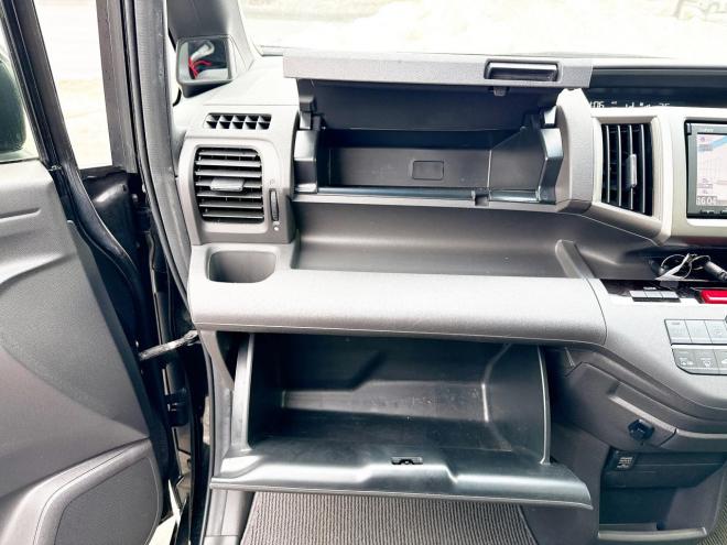 ステップワゴン2.0Gコンフォート セレクション 4WD　ローンが不安な方＜優遇ローン＞寒冷地仕様　両側パワースライドドア　純正ナビ　 4WD