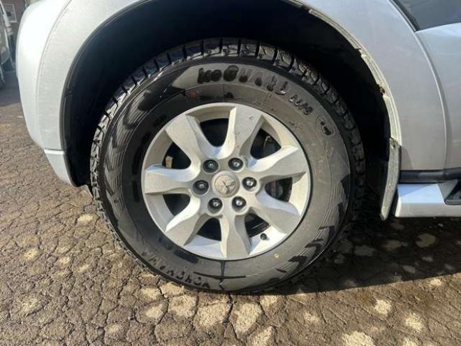 パジェロ3.2 ロング エクシード ディーゼルターボ 4WD　クルーズコントロール　パワステ　パワーウィンドウ　ABS　純正ナビ　バックカメラ　横滑り防止装置　盗難防止装置　純正アルミホイール 3200