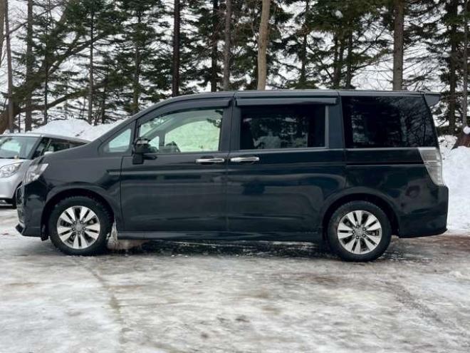 ステップワゴン2.0 スパーダ Z クールスピリット 4WD　純正地デジナビ　エンジンスターター　クルーズコントロール　フリップダウン　ABS　パワステ　パワーウィンドウ　キーレスエントリー　スマートキー　3列シート　両側電動スライドドア　社外アルミ 2000