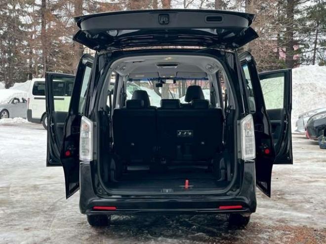 ステップワゴン2.0 スパーダ Z クールスピリット 4WD　純正地デジナビ　エンジンスターター　クルーズコントロール　フリップダウン　ABS　パワステ　パワーウィンドウ　キーレスエントリー　スマートキー　3列シート　両側電動スライドドア　社外アルミ 2000