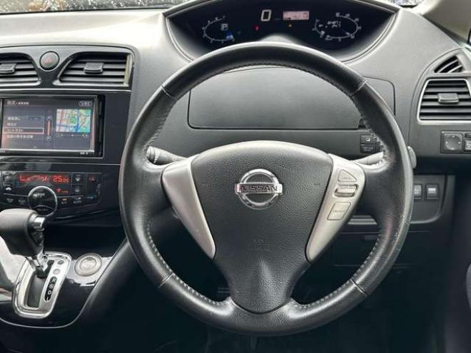 セレナ2.0 ハイウェイスター Vセレクション 4WD　両側ワンタッチオートスライドドア　アイドリングトップ　横滑り防止装置　プッシュスタート　クルーズコントロール　社外アルミホイール夏 2000