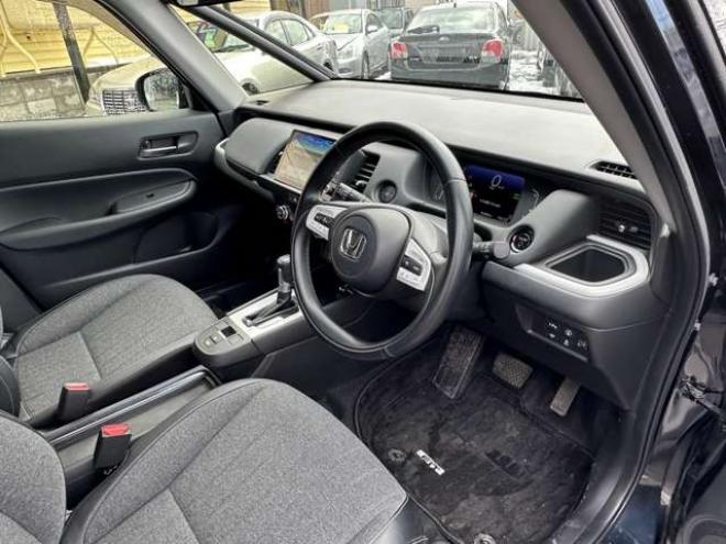 フィット1.5 e:HEV ホーム 4WD　純正ナビ　Bluetooth　バックカメラ　クルーズコントロール　コーナーセンサー　ハーフレザーシート　ETC　ミラーヒーター　横滑り防止装置　ブレーキホールド　USB前後　社外アルミホイール夏 1500