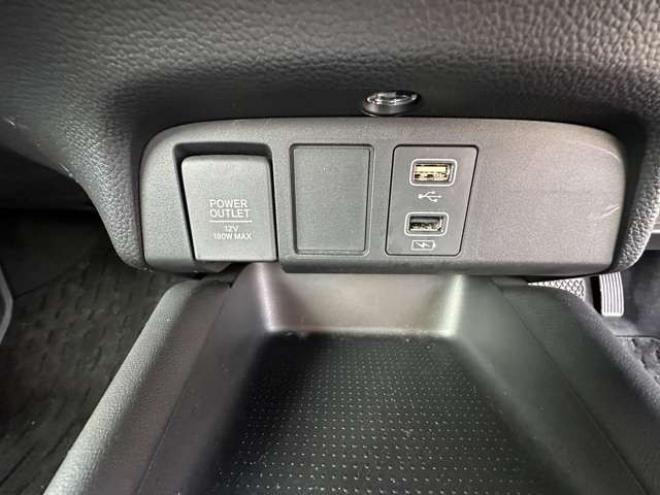 フィット1.5 e:HEV ホーム 4WD　純正ナビ　Bluetooth　バックカメラ　クルーズコントロール　コーナーセンサー　ハーフレザーシート　ETC　ミラーヒーター　横滑り防止装置　ブレーキホールド　USB前後　社外アルミホイール夏 1500