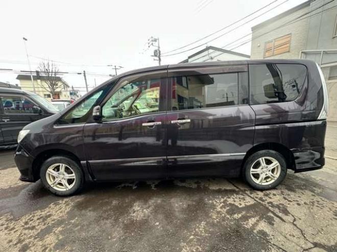 セレナ2.0 ハイウェイスター 4WD　アイドリングストップ　プッシュスタート 2000