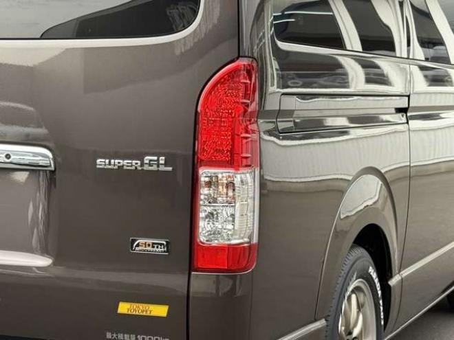 ハイエースバン2.8 スーパーGL 50TH アニバーサリー リミテッド ロングボディ ディーゼルターボ 4WD　415COBRA　CL-3 フロントリップスポイラー　ステージ2ルーフスポイラー　By2NEO　BADフェイスボンネット　ローフォルムフェンダー　ESSEX　ENCB　17インチブロンズホイール　ヨコハマパラダ　NEWパーツカスタム 2800