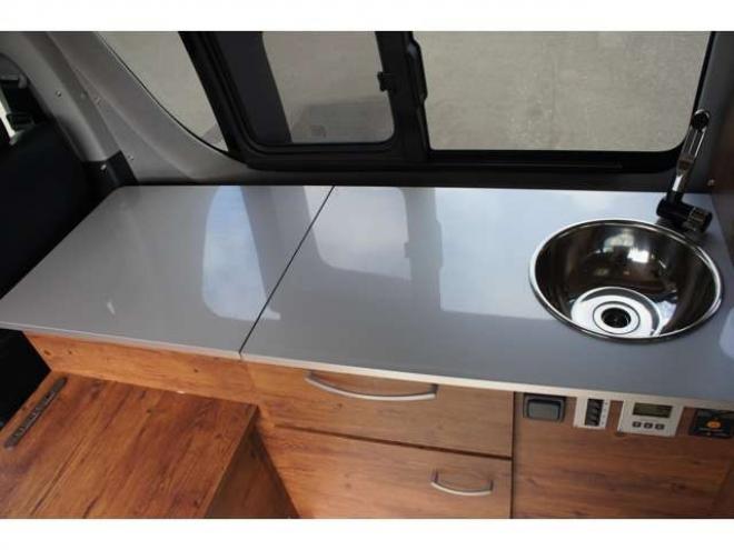 ハイエースバンスーパーロングHR　8人乗りキャンピング4WD　走行充電&外部充電&サブバッテリー　　　&FFヒーター&冷蔵庫&シンク&給排水　アルパインBIG-X&フリップダウン　415COBRAフロントリップ&バッドラッカー17AW　デジタルインナー　全方位カメラ 2700