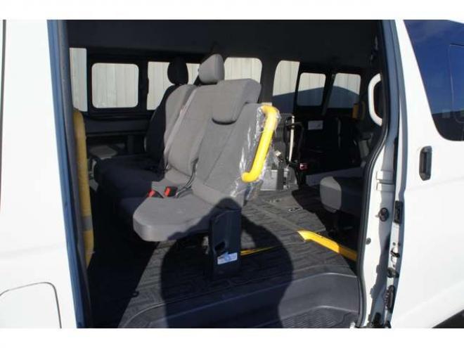 レジアスエース2.7 ウェルキャブ Bタイプ スーパーロング 4WD　ワンオーナー　純正メモリーナビTV　Bカメラ　車いす移動車　車いす2基固定装置付き　9人乗り　リア電動リフト　寒冷地仕様 福祉車両 2700