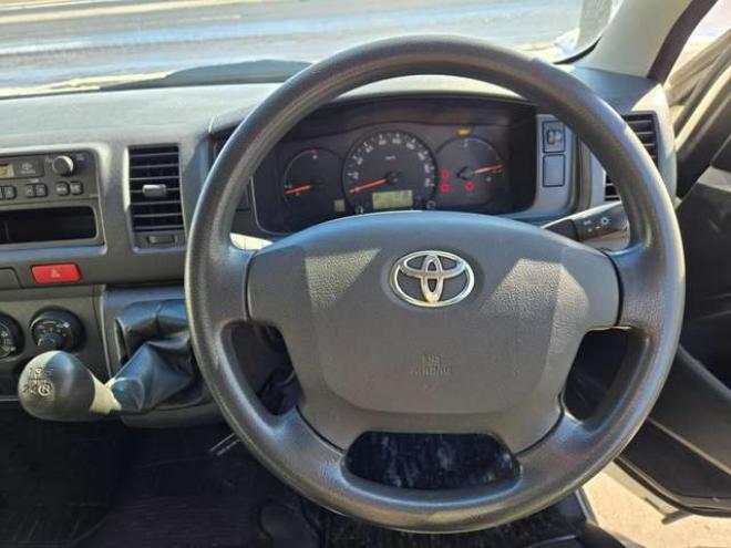 ハイエースバン3.0 DX ロング ディーゼルターボ 4WD　4WD　6人乗り　リアヒーター&リアクーラー　パワーヒート　キーレス　トヨタ純正オーディオプレーヤー　FM/AM　AUX　フロントベンチシート　マルチユースシートバックコンソール　リアアンダーミラー 3000