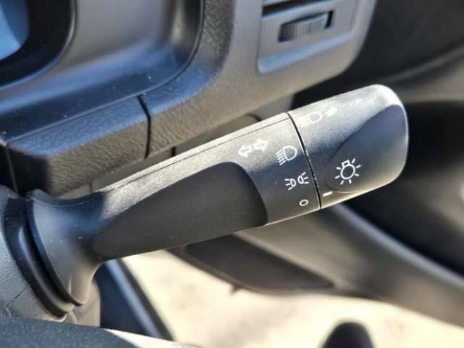 ハイエースバン3.0 DX ロング ディーゼルターボ 4WD　4WD　6人乗り　リアヒーター&リアクーラー　パワーヒート　キーレス　トヨタ純正オーディオプレーヤー　FM/AM　AUX　フロントベンチシート　マルチユースシートバックコンソール　リアアンダーミラー 3000