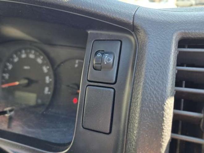 ハイエースバン3.0 DX ロング ディーゼルターボ 4WD　4WD　6人乗り　リアヒーター&リアクーラー　パワーヒート　キーレス　トヨタ純正オーディオプレーヤー　FM/AM　AUX　フロントベンチシート　マルチユースシートバックコンソール　リアアンダーミラー 3000