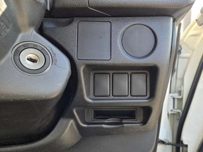 ハイエースバン3.0 DX ロング ディーゼルターボ 4WD　4WD　6人乗り　リアヒーター&リアクーラー　パワーヒート　キーレス　トヨタ純正オーディオプレーヤー　FM/AM　AUX　フロントベンチシート　マルチユースシートバックコンソール　リアアンダーミラー 3000