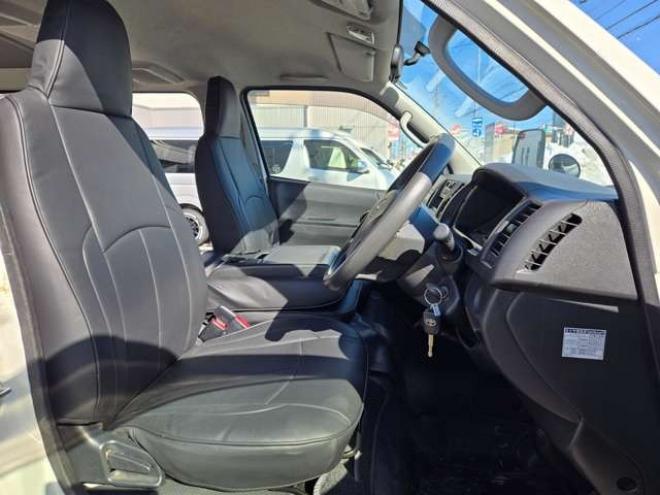 ハイエースバン3.0 DX ロング ディーゼルターボ 4WD　4WD　6人乗り　リアヒーター&リアクーラー　パワーヒート　キーレス　トヨタ純正オーディオプレーヤー　FM/AM　AUX　フロントベンチシート　マルチユースシートバックコンソール　リアアンダーミラー 3000