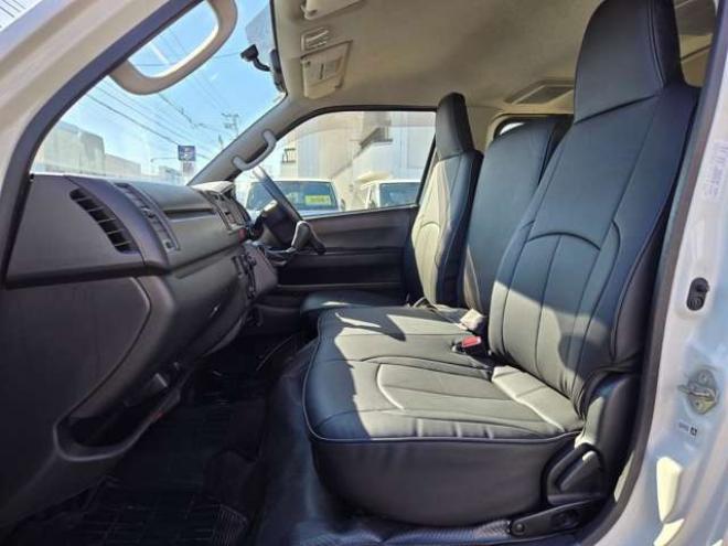 ハイエースバン3.0 DX ロング ディーゼルターボ 4WD　4WD　6人乗り　リアヒーター&リアクーラー　パワーヒート　キーレス　トヨタ純正オーディオプレーヤー　FM/AM　AUX　フロントベンチシート　マルチユースシートバックコンソール　リアアンダーミラー 3000