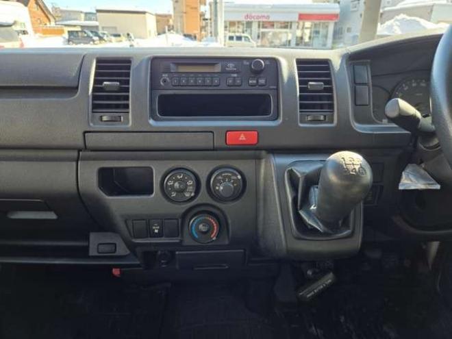 ハイエースバン3.0 DX ロング ディーゼルターボ 4WD　4WD　6人乗り　リアヒーター&リアクーラー　パワーヒート　キーレス　トヨタ純正オーディオプレーヤー　FM/AM　AUX　フロントベンチシート　マルチユースシートバックコンソール　リアアンダーミラー 3000