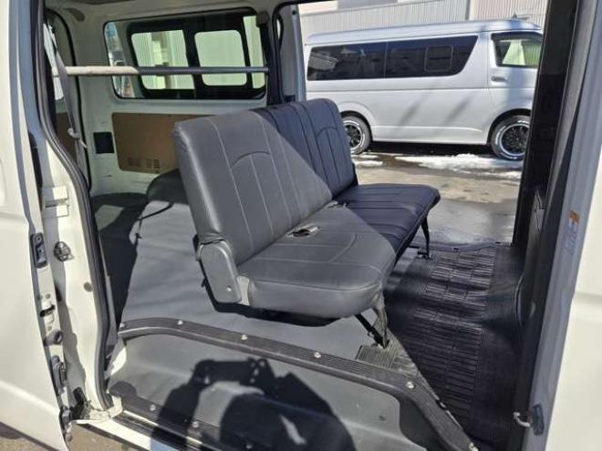 ハイエースバン3.0 DX ロング ディーゼルターボ 4WD　4WD　6人乗り　リアヒーター&リアクーラー　パワーヒート　キーレス　トヨタ純正オーディオプレーヤー　FM/AM　AUX　フロントベンチシート　マルチユースシートバックコンソール　リアアンダーミラー 3000