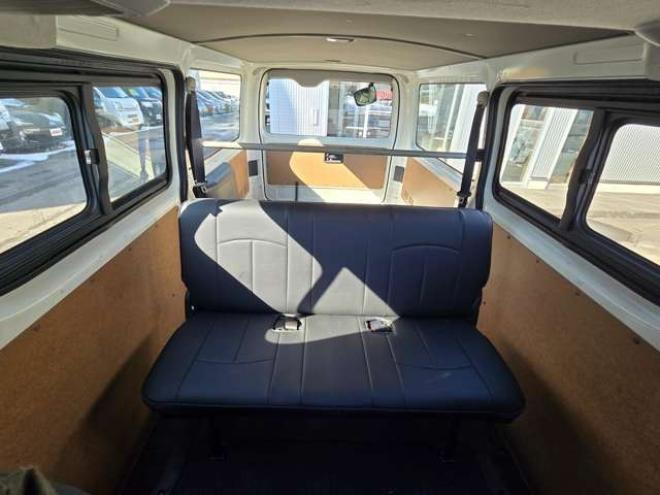 ハイエースバン3.0 DX ロング ディーゼルターボ 4WD　4WD　6人乗り　リアヒーター&リアクーラー　パワーヒート　キーレス　トヨタ純正オーディオプレーヤー　FM/AM　AUX　フロントベンチシート　マルチユースシートバックコンソール　リアアンダーミラー 3000