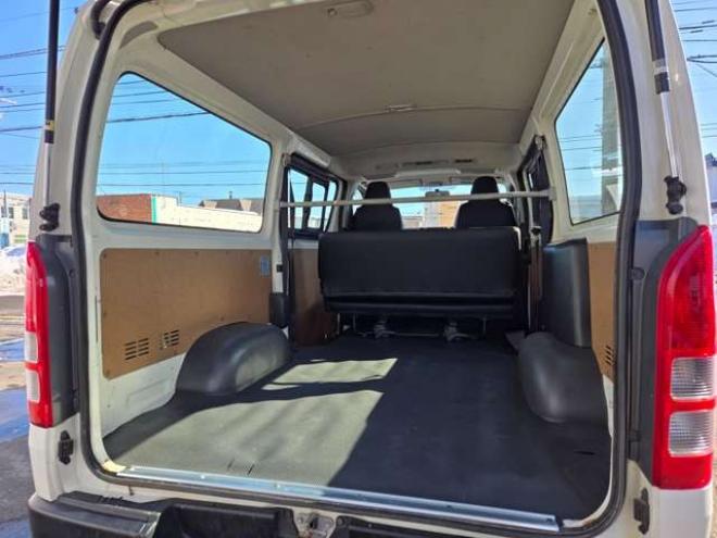 ハイエースバン3.0 DX ロング ディーゼルターボ 4WD　4WD　6人乗り　リアヒーター&リアクーラー　パワーヒート　キーレス　トヨタ純正オーディオプレーヤー　FM/AM　AUX　フロントベンチシート　マルチユースシートバックコンソール　リアアンダーミラー 3000