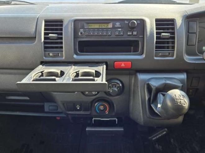 ハイエースバン3.0 DX ロング ディーゼルターボ 4WD　4WD　6人乗り　リアヒーター&リアクーラー　パワーヒート　キーレス　トヨタ純正オーディオプレーヤー　FM/AM　AUX　フロントベンチシート　マルチユースシートバックコンソール　リアアンダーミラー 3000