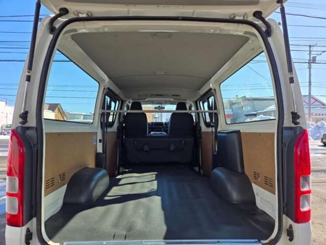 ハイエースバン3.0 DX ロング ディーゼルターボ 4WD　4WD　6人乗り　リアヒーター&リアクーラー　パワーヒート　キーレス　トヨタ純正オーディオプレーヤー　FM/AM　AUX　フロントベンチシート　マルチユースシートバックコンソール　リアアンダーミラー 3000