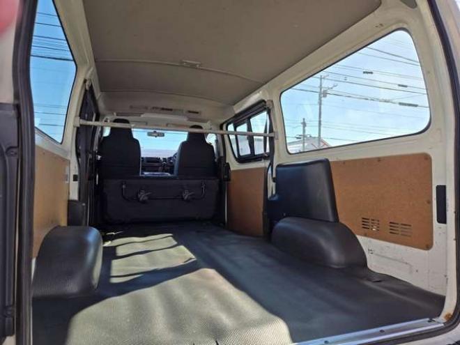 ハイエースバン3.0 DX ロング ディーゼルターボ 4WD　4WD　6人乗り　リアヒーター&リアクーラー　パワーヒート　キーレス　トヨタ純正オーディオプレーヤー　FM/AM　AUX　フロントベンチシート　マルチユースシートバックコンソール　リアアンダーミラー 3000