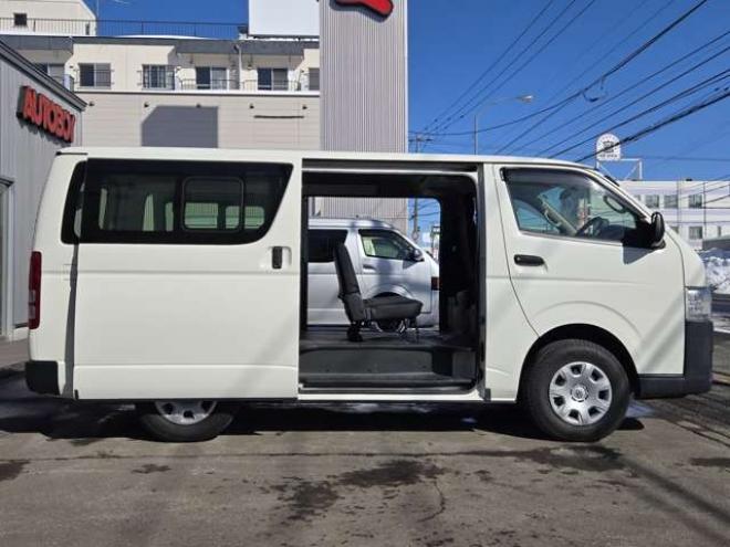 ハイエースバン3.0 DX ロング ディーゼルターボ 4WD　4WD　6人乗り　リアヒーター&リアクーラー　パワーヒート　キーレス　トヨタ純正オーディオプレーヤー　FM/AM　AUX　フロントベンチシート　マルチユースシートバックコンソール　リアアンダーミラー 3000