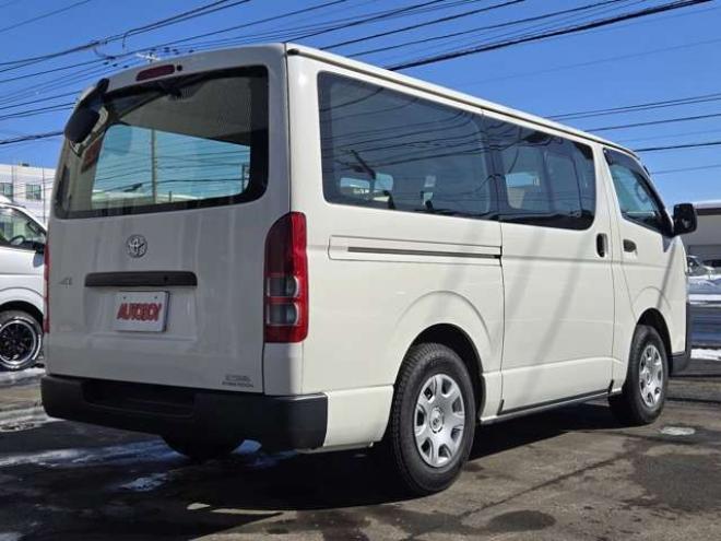 ハイエースバン3.0 DX ロング ディーゼルターボ 4WD　4WD　6人乗り　リアヒーター&リアクーラー　パワーヒート　キーレス　トヨタ純正オーディオプレーヤー　FM/AM　AUX　フロントベンチシート　マルチユースシートバックコンソール　リアアンダーミラー 3000