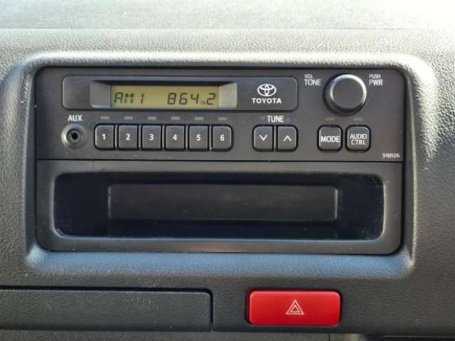 ハイエースバン3.0 DX ロング ディーゼルターボ 4WD　4WD　6人乗り　リアヒーター&リアクーラー　パワーヒート　キーレス　トヨタ純正オーディオプレーヤー　FM/AM　AUX　フロントベンチシート　マルチユースシートバックコンソール　リアアンダーミラー 3000