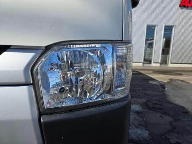 ハイエースバン3.0 DX ロング ディーゼルターボ 4WD　4WD　6人乗り　リアヒーター&リアクーラー　パワーヒート　キーレス　トヨタ純正オーディオプレーヤー　FM/AM　AUX　フロントベンチシート　マルチユースシートバックコンソール　リアアンダーミラー 3000