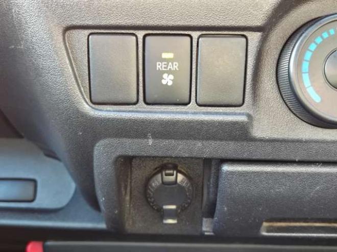 ハイエースバン3.0 DX ロング ディーゼルターボ 4WD　4WD　6人乗り　リアヒーター&リアクーラー　パワーヒート　キーレス　トヨタ純正オーディオプレーヤー　FM/AM　AUX　フロントベンチシート　マルチユースシートバックコンソール　リアアンダーミラー 3000