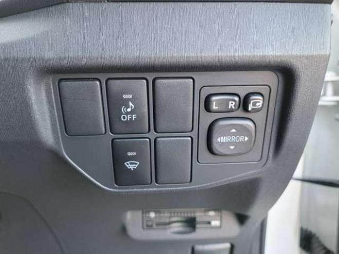 プリウス1.8 S　下廻り防錆塗装済 コムテック製ドラレコ  ケンウッド製社外ナビ フルセグ Bluetooth バックカメラ ETC フロント&テールエアロ プッシュスタート スマートキー 社外アルミ 2WD 1800