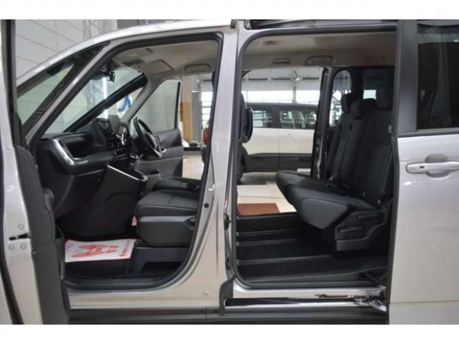 ランディ2.0 G 4WD　ワンオーナー車8人乗り4WDセーフティサポート搭載プリクラッシュセーフティ両側オートスライドドア9インチナビTVバックカメラETCレーダークルーズコントロールLEDドラレコシートヒーター 2000