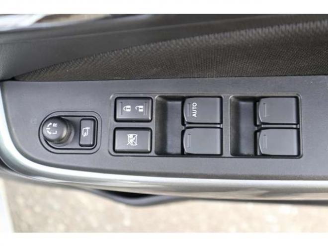 スイフト1.2 XL セーフティパッケージ装着車 4WD　CDプレイヤー　シートヒーター　パドルシフト　オートライト　アダプティブクルーズコントロール　車線逸脱警報 1200