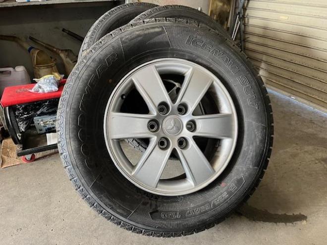 パジェロロングエクシード　本州仕入　禁煙車　新品ＷＥＤＳキーラー１７ＡＷ＋新品ＴＯＹＯホワイトレタータイヤ　純正１７ＡＷ＋スタッドレスタイヤ付　新品ＪＡＯＳブラックマッドガード　カロッツェリアナビ　地デジ　Ｂｌｕｅｔｏｏｔｈ 4WD 3200 5Dr