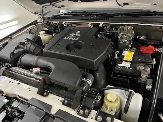 パジェロロングエクシード　本州仕入　禁煙車　新品ＷＥＤＳキーラー１７ＡＷ＋新品ＴＯＹＯホワイトレタータイヤ　純正１７ＡＷ＋スタッドレスタイヤ付　新品ＪＡＯＳブラックマッドガード　カロッツェリアナビ　地デジ　Ｂｌｕｅｔｏｏｔｈ 4WD 3200 5Dr