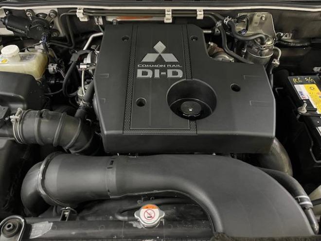 パジェロロングエクシード　本州仕入　禁煙車　新品ＷＥＤＳキーラー１７ＡＷ＋新品ＴＯＹＯホワイトレタータイヤ　純正１７ＡＷ＋スタッドレスタイヤ付　新品ＪＡＯＳブラックマッドガード　カロッツェリアナビ　地デジ　Ｂｌｕｅｔｏｏｔｈ 4WD 3200 5Dr