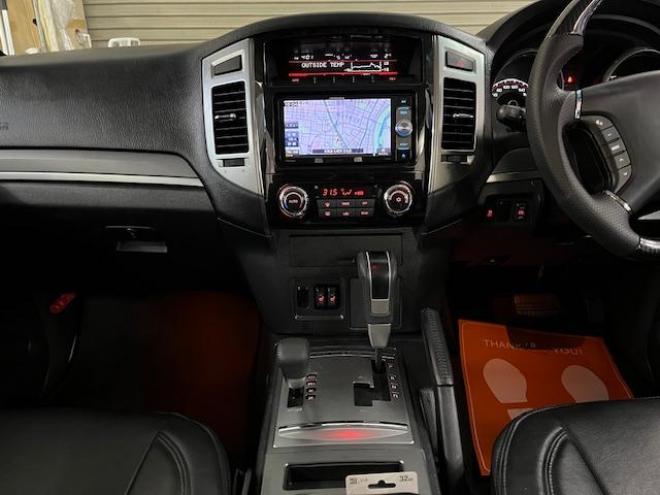 パジェロロングエクシード　本州仕入　禁煙車　新品ＷＥＤＳキーラー１７ＡＷ＋新品ＴＯＹＯホワイトレタータイヤ　純正１７ＡＷ＋スタッドレスタイヤ付　新品ＪＡＯＳブラックマッドガード　カロッツェリアナビ　地デジ　Ｂｌｕｅｔｏｏｔｈ 4WD 3200 5Dr