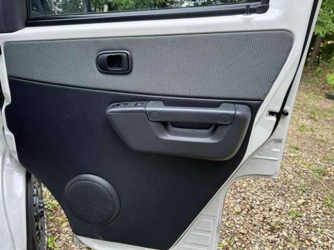 タウンエースバン1.5 GL 4WD　アルトピアーノ　ベージュツートン全塗装済　ベッドキット　セカンドバッテリー　ETC　フルセグTVナビ　バックカメラ　アイドリングストップ　ABS　レーンキープアシスト　盗難防止装置　パワステ　パワーウィンドウ 1500