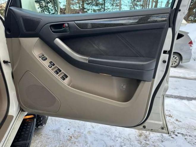 ハイラックスサーフ2.7 SSR-G 4WD　禁煙車　パワステ　パワーウィンドウ　ETC　社外ナビ　バックカメラ　キーレスエントリー　リフトアップ　エンジンスターター　寒冷地仕様　ABS　エアコン　盗難防止装置　社外アルミホイール 2700