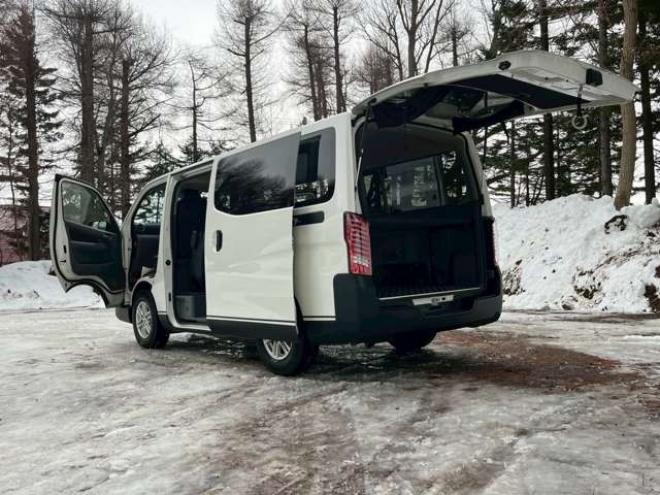 キャラバンNV350 2.5 プレミアムGX ロングボディ ディーゼルターボ 4WD　エンジンスターター　社外11インチナビ　バックカメラ　ETC　ワンオーナー　左側電動スライドドア　社外アルミ　パワーウィンドウ　パワステ　後席モニター　ABS　キーレスエントリー　衝突被害軽減ブレーキ 2500