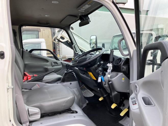 デュトロ中古　低床4WD　土砂ダンプ