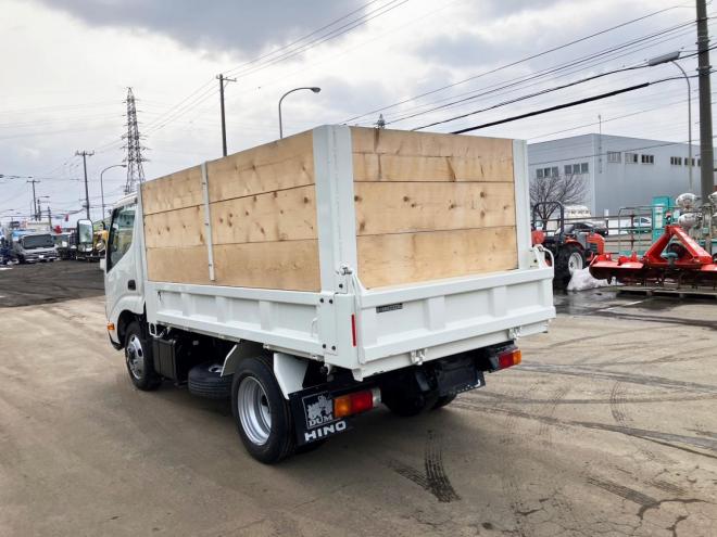 デュトロ中古　低床4WD　土砂ダンプ