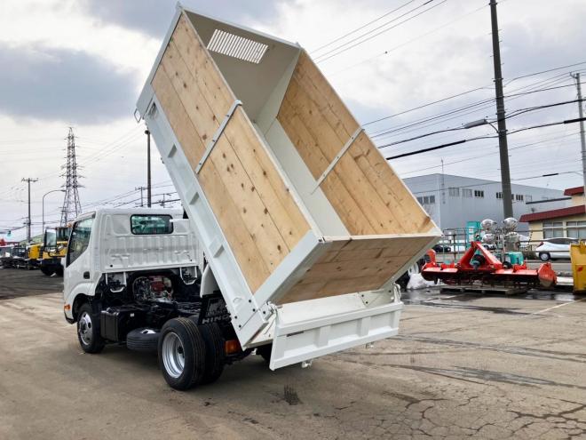 デュトロ中古　低床4WD　土砂ダンプ