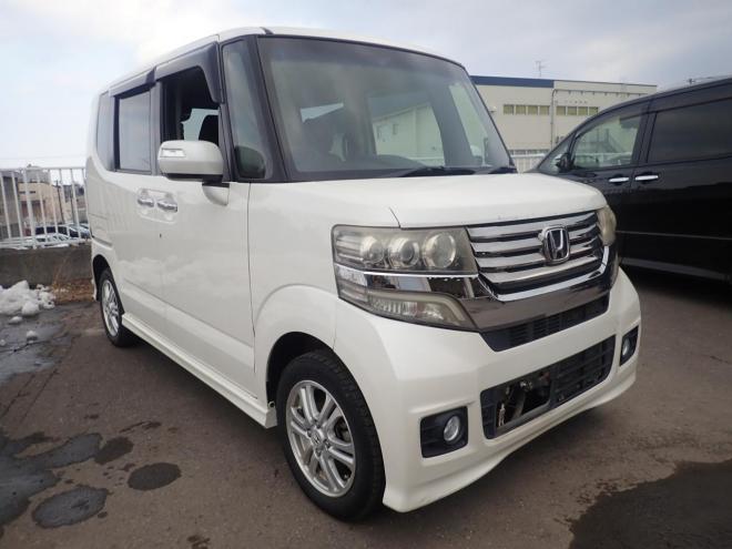 N-BOXカスタムGLパッケージ検9/7パワースライドドア、プッシュスタート、スマートキー、横揺れ防止、イモビライザー、ディスチャージライト、アイドリンクストップ、 4WD 660 5Dr