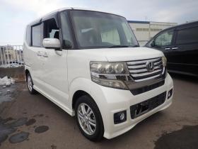 N-BOX　カスタムGLパッケージ検9/7.3月22日迄プライスダウン！！パワースライドドア、プッシュスタート、スマートキー、横揺れ防止、イモビライザー、ディスチャージライト、アイドリンクストップ、 4WD 660 5Dr