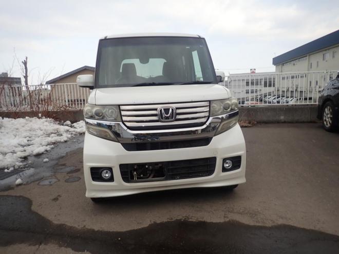 N-BOXカスタムGLパッケージ検9/7パワースライドドア、プッシュスタート、スマートキー、横揺れ防止、イモビライザー、ディスチャージライト、アイドリンクストップ、 4WD 660 5Dr