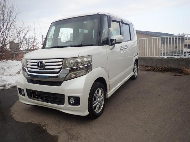 N-BOXカスタムGLパッケージ検9/7パワースライドドア、プッシュスタート、スマートキー、横揺れ防止、イモビライザー、ディスチャージライト、アイドリンクストップ、 4WD 660 5Dr